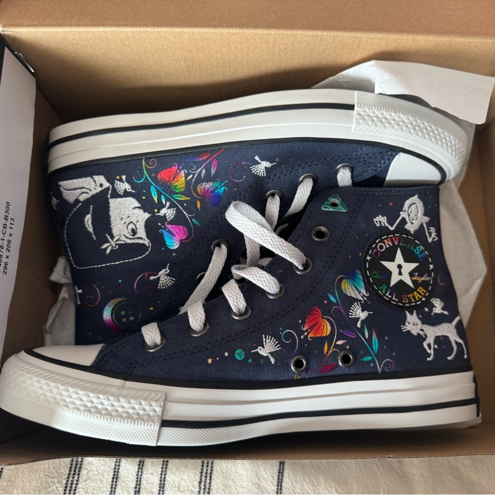 Coraline Converse Blueberry print women’s size 7.5, men’s 5.5